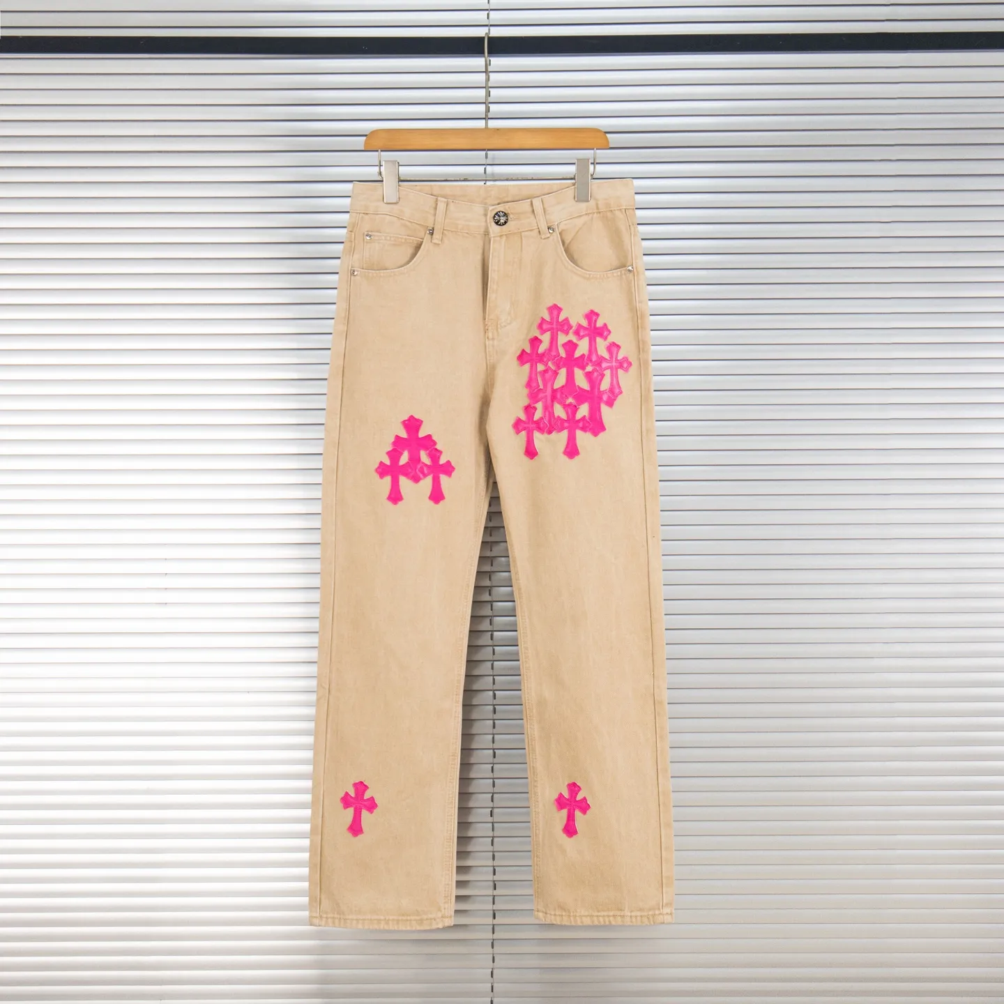 P240 Chrome Hearts 2025 New Miami Limited Couple Washed Jeans with Multiple Pink Cross Leather Labels is a hot item this season and is sought after by countless celebrities and fashionistas. The neat details of the cutting process add color to the playful fashion! The neat and meticulous design, and the well-fitting structure is unique. The upper body not only has outstanding recognition, but also looks younger and younger. A style with the ultimate wearing meaning and performance, gorgeous color matching, and the craftsmanship of this style is also extremely extraordinary. After the finished product is washed, it is disassembled and hand-made with sheepskin cross leather and then spliced ​​together to complete. The whole piece has too many craftsmanship to describe. It is decorated with patchwork cross flowers and high-waisted washed jeans! ! Absolutely high-end luxury product, a god-level single product, a super popular product, made with top heavy industry, a magic weapon that cannot be missed in the street. Style number: 1866# Size: 28 30 32 34 Color: khaki pink khaki black